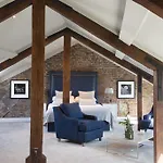Giles Norman Gallery & Townhouse 4*